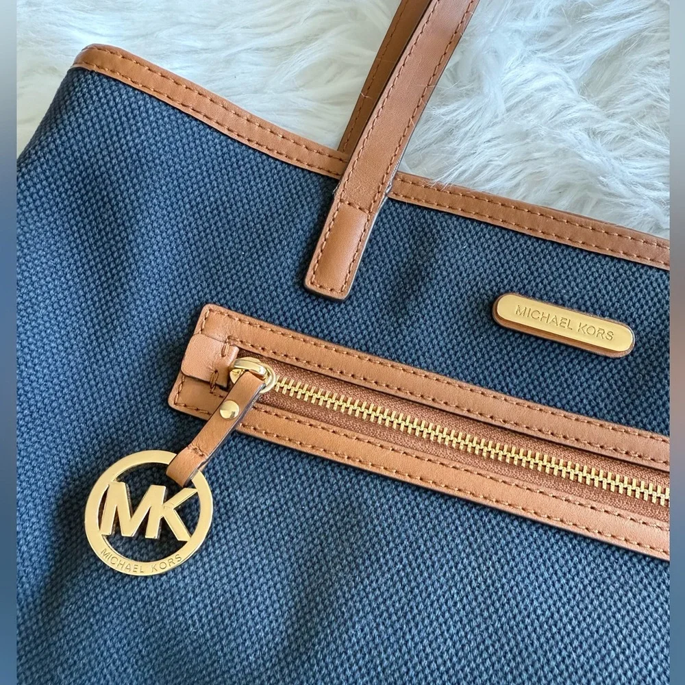 🔥Michael Kors | Navy Blue & Brown Shoulder Bag with Zip Closure and Storage